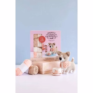 Découvre le kit crochet corgi Lizzie le Corgi : un coffret complet pour crocheter un chien amigurumi et l’exposer dans un décor British. Kit crochet avec matériel inclus. 🧶