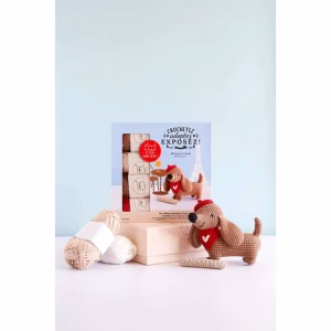 Découvre le kit crochet teckel Marcel le Teckel : un coffret complet pour crocheter un chien amigurumi et l’exposer dans un décor parisien. Kit crochet avec matériel inclus. 🧶