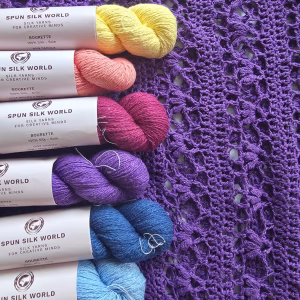 Découvre la Bourette de Soie Spun Silk World : un fil 100 % soie mat, légèrement texturé, thermorégulateur et hypoallergénique. 175 m / 50 g, idéal pour cardigans, tee-shirts et layettes. Livraison rapide.