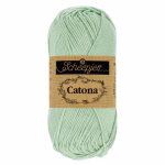 La palette verts clairs du Scheepjes Catona regroupe 14 coloris harmonieux dans un coton mercerisé doux, brillant et certifié EN71-3. Disponible en trois grammages — 50g, 25g et 10g — pour t'adapter à tous tes projets, du grand ouvrage aux petites touches multicolores.
