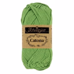 La palette verts clairs du Scheepjes Catona regroupe 14 coloris harmonieux dans un coton mercerisé doux, brillant et certifié EN71-3. Disponible en trois grammages — 50g, 25g et 10g — pour t'adapter à tous tes projets, du grand ouvrage aux petites touches multicolores.