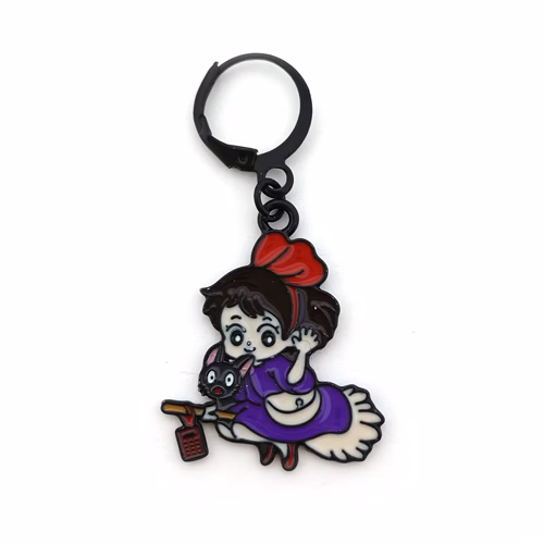 Marqueur de maille Kiki la petite sorcière : Kiki et Jiji sur leur balai en émail noir pour crocheter et tricoter avec la magie de Ghibli. Collector et poétique !