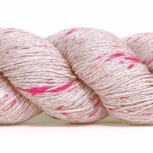 Découvre Tangled Spun Silk : un fil 100 % soie mulberry thermorégulateur, brillant et doux, idéal pour châles dentelle, tops légers et accessoires. 266 m / 50 g. Livraison rapide.
