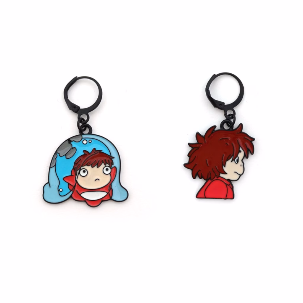 Marqueurs de maille Ponyo : Ponyo et Sôsuke en émail noir pour crocheter et tricoter avec la magie du Studio Ghibli. Collector, poétique et irrésistible !