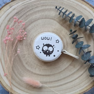 Le mètre ruban Boule de Suie allie mignonnerie et précision : rétractable, double graduation cm/pouces, petite créature noire kawaii. L'accessoire parfait pour tes projets !
