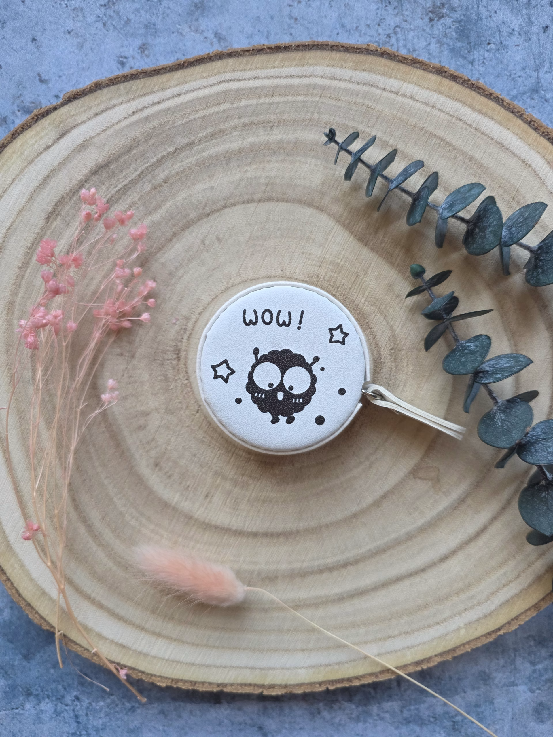 Le mètre ruban Boule de Suie allie mignonnerie et précision : rétractable, double graduation cm/pouces, petite créature noire kawaii. L'accessoire parfait pour tes projets !