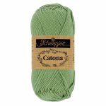 La palette verts foncés du Scheepjes Catona regroupe 14 coloris harmonieux dans un coton mercerisé doux, brillant et certifié EN71-3. Disponible en trois grammages — 50g, 25g et 10g — pour t'adapter à tous tes projets, du grand ouvrage aux petites touches multicolores.
