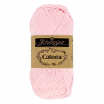 La palette roses clairs du Scheepjes Catona regroupe 11 coloris harmonieux dans un coton mercerisé doux, brillant et certifié EN71-3. Disponible en trois grammages — 50g, 25g et 10g — pour t'adapter à tous tes projets, du grand ouvrage aux petites touches multicolores.