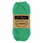 La palette verts foncés du Scheepjes Catona regroupe 14 coloris harmonieux dans un coton mercerisé doux, brillant et certifié EN71-3. Disponible en trois grammages — 50g, 25g et 10g — pour t'adapter à tous tes projets, du grand ouvrage aux petites touches multicolores.