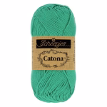 La palette verts foncés du Scheepjes Catona regroupe 14 coloris harmonieux dans un coton mercerisé doux, brillant et certifié EN71-3. Disponible en trois grammages — 50g, 25g et 10g — pour t'adapter à tous tes projets, du grand ouvrage aux petites touches multicolores.