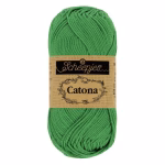 La palette verts foncés du Scheepjes Catona regroupe 14 coloris harmonieux dans un coton mercerisé doux, brillant et certifié EN71-3. Disponible en trois grammages — 50g, 25g et 10g — pour t'adapter à tous tes projets, du grand ouvrage aux petites touches multicolores.