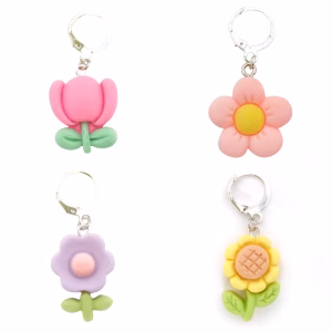 Marqueurs de maille douce floraison : tulipe, marguerite, fleur violette et tournesol en résine pastel pour crocheter et tricoter avec douceur printanière !