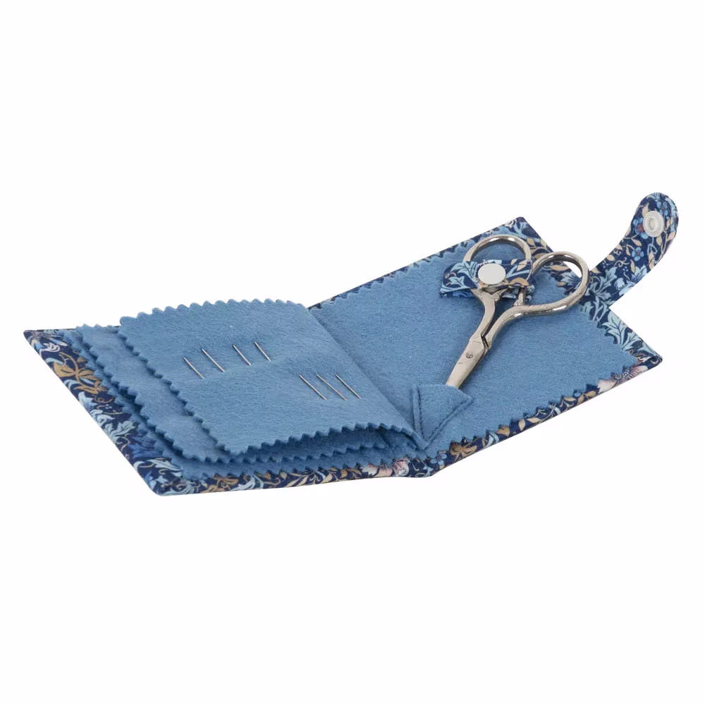 La pochette nécessaire à couture Hobby Gift range aiguilles, épingles et ciseaux dans un joli coton fleuri. Kit complet inclus, format nomade. Craque pour elle !