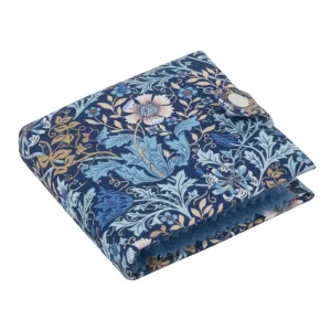 La pochette nécessaire à couture Hobby Gift range aiguilles, épingles et ciseaux dans un joli coton fleuri. Kit complet inclus, format nomade. Craque pour elle !