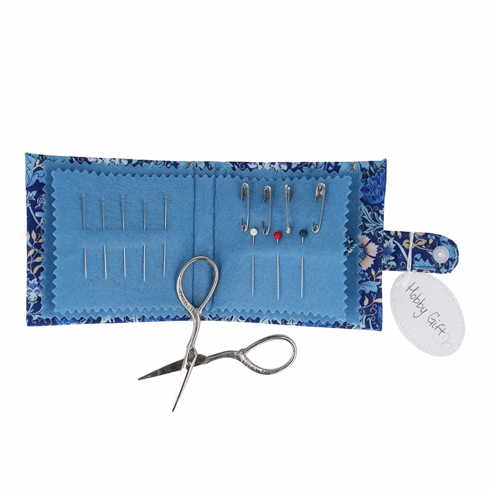 La pochette nécessaire à couture Hobby Gift range aiguilles, épingles et ciseaux dans un joli coton fleuri. Kit complet inclus, format nomade. Craque pour elle !