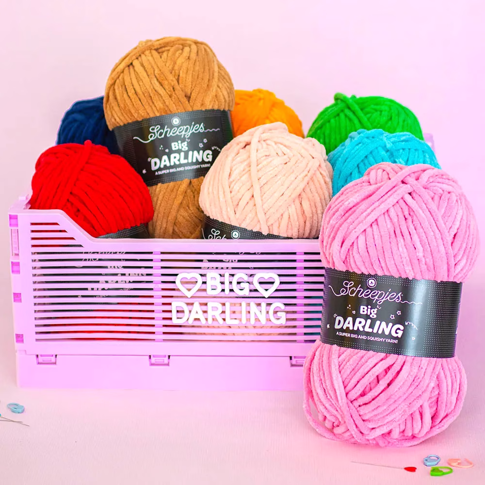 Le fil chenille Scheepjes Big Darling est ultra doux et super épais : 150 g, 90 m, 32 coloris. Parfait pour amigurumis XXL, coussins et déco cosy. Craque !