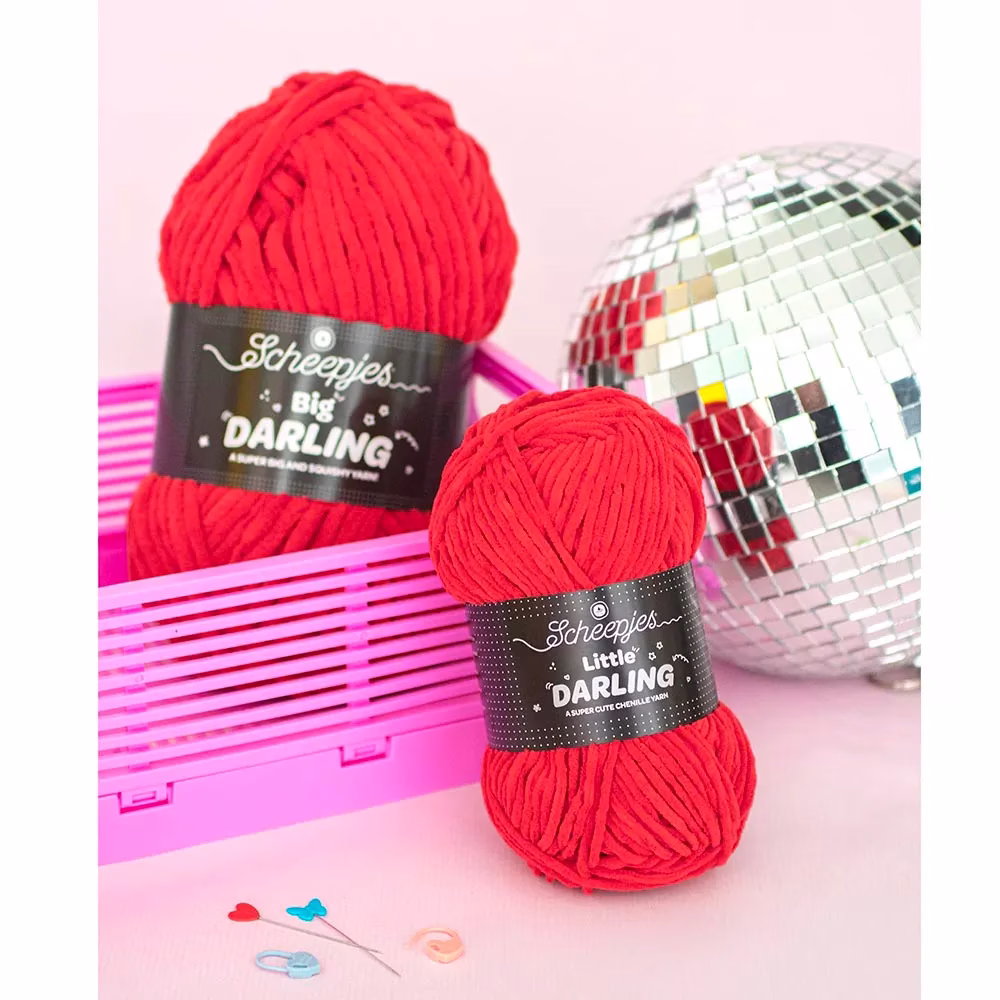Le fil chenille Scheepjes Big Darling est ultra doux et super épais : 150 g, 90 m, 32 coloris. Parfait pour amigurumis XXL, coussins et déco cosy. Craque !