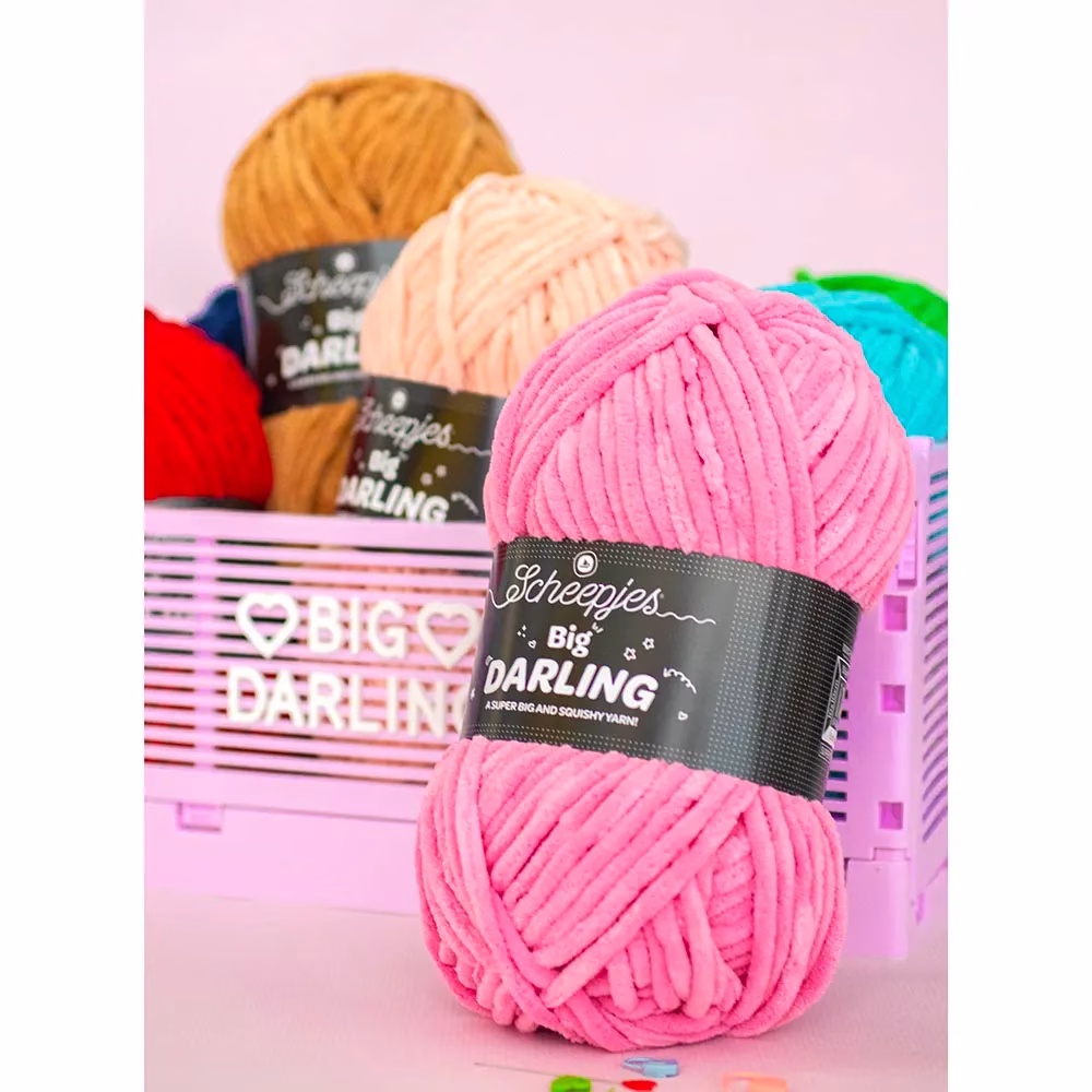 Le fil chenille Scheepjes Big Darling est ultra doux et super épais : 150 g, 90 m, 32 coloris. Parfait pour amigurumis XXL, coussins et déco cosy. Craque !