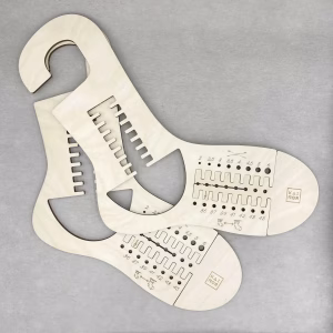 Offre une finition parfaite à tes chaussettes avec ce bloqueur de chaussettes en bois Kainor : paire ajustable du 36 au 45, jauge intégrée. Adopte-le !
