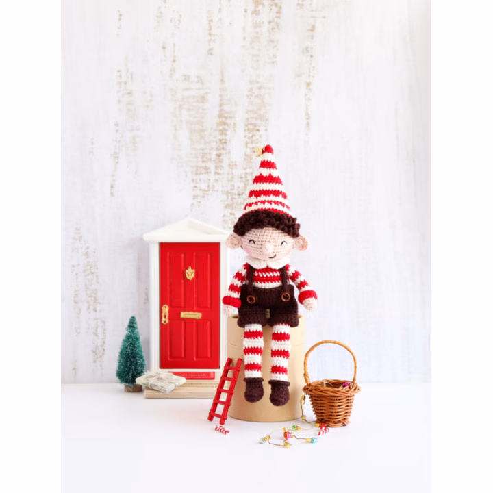 Crochète Elio, le lutin farceur de Noël, avec le coffret complet @littlebichons : fils, crochet, accessoires et tuto pas à pas. Fais patienter tes enfants jusqu'à Noël !