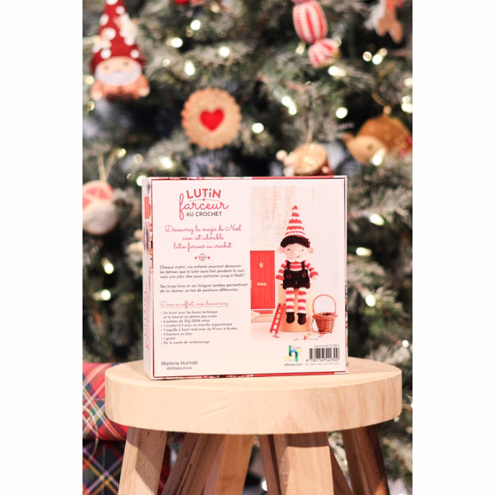 Crochète Elio, le lutin farceur de Noël, avec le coffret complet @littlebichons : fils, crochet, accessoires et tuto pas à pas. Fais patienter tes enfants jusqu'à Noël !