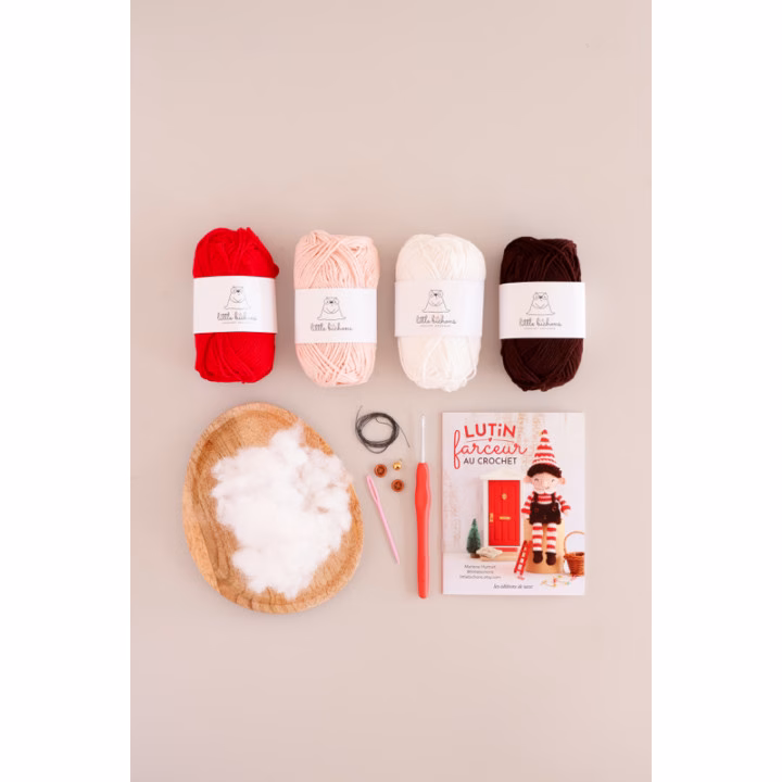 Crochète Elio, le lutin farceur de Noël, avec le coffret complet @littlebichons : fils, crochet, accessoires et tuto pas à pas. Fais patienter tes enfants jusqu'à Noël !