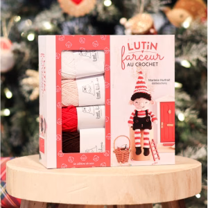 Crochète Elio, le lutin farceur de Noël, avec le coffret complet @littlebichons : fils, crochet, accessoires et tuto pas à pas. Fais patienter tes enfants jusqu'à Noël !