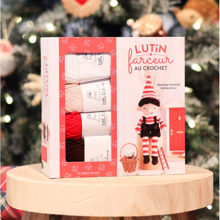 Crochète Elio, le lutin farceur de Noël, avec le coffret complet @littlebichons : fils, crochet, accessoires et tuto pas à pas. Fais patienter tes enfants jusqu'à Noël !