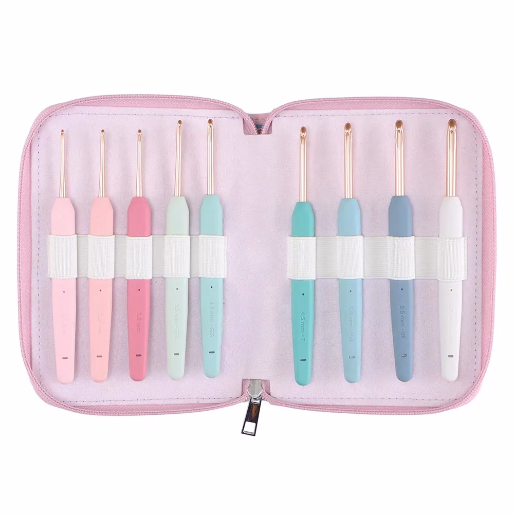 Le set de crochets KnitPro Vybe réunit 9 crochets aluminium rose gold à manche pastel ergonomique, de 2 à 6 mm, dans sa trousse tissu. Craque !