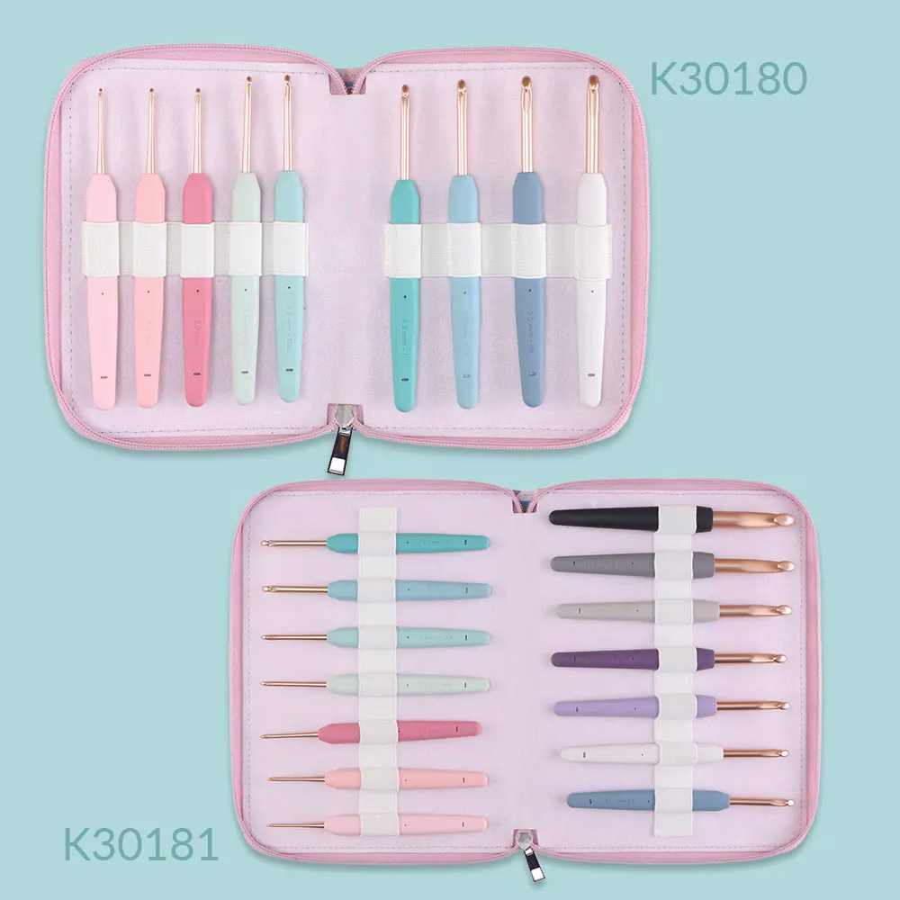 Le set de crochets KnitPro Vybe réunit 9 crochets aluminium rose gold à manche pastel ergonomique, de 2 à 6 mm, dans sa trousse tissu. Craque !