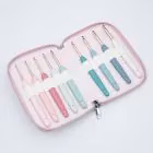 Le set de crochets KnitPro Vybe réunit 9 crochets aluminium rose gold à manche pastel ergonomique, de 2 à 6 mm, dans sa trousse tissu. Craque !