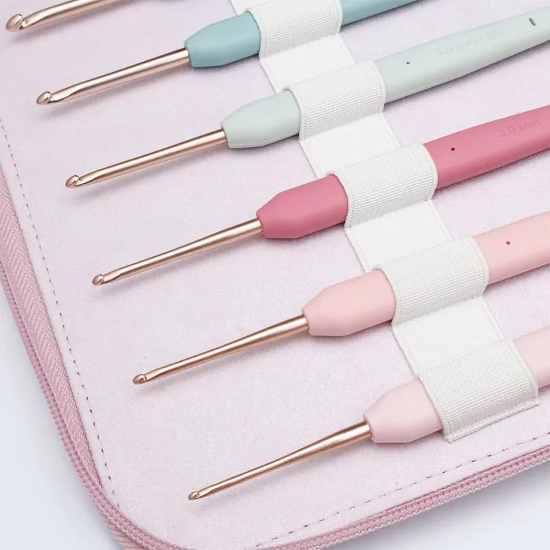 Le set de crochets KnitPro Vybe réunit 9 crochets aluminium rose gold à manche pastel ergonomique, de 2 à 6 mm, dans sa trousse tissu. Craque !